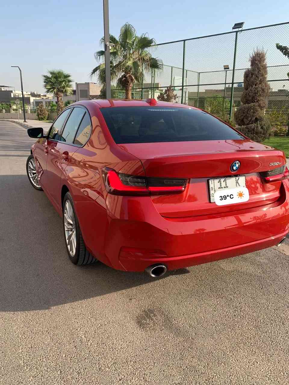 السلام عليكم

للبيع BMW 330e موديل 2023

فول أعلى فئة بالمواصفات

محرك 2.0 توين باور تيربو  292 حصان والعزم 420 نيوتن

السياره تعمل بنظام (البنزين + هايبرد + كهرباء) اقتصادية جداً

مع امكانية شحن السيارة بالكهرباء تقطع مسافه من 30 الى 45 كيلو 

ماشيه 25 الاف كيلو فقط

1.نظام الأوتو بارك (ركن السيارة بدون تدخل السائق) 

2.نظام البارك إسيست (امكانية ارجاع السيارة بالكراج تلقائي)

3.كامرات 360 درجة عدد 4 محيطيه 3D

4.فتحة سلايد روف

5.داتا شو Head Up Display (يعرض بالجامه الامامية)

6.نظام صوت فاخر Harman/Kardon Logic 7

7.شاشة كبيرة متصله خاصه بموديل 23 و24

8.فتح الصندوك بالقدم 

9.لايت ليزر اصلي داينمك

10.كشنات جلد لون جملي Camel + الكشنات كهرباء وخزن ميموري 

11.تدفئه بالمقود والكشنات

12.تصعيد وفتح الزجاج بالبصمه

13.حساسات امامي خلفي جانبي

14.اضاءة محيطية متغيرة الالوان

16.نظام تعتيم بالمري Auto Dim

17.شفتات بالمقود

18.شاحن تلفون وايرلس

19.نظام الترحيب عن الاقتراب من السيارة

20.ابل كار بلي وايرليس

21.رادار امامي

22.رادار النقطة العمياء

23.رادار الخروج عن المسار

ضررها بابين صفحة السايق  تبديل اصلي وكاله  فقط 

جميع الايرباكات سليمه فقط ارباك البرده  طاك 

مكان السيارة بغداد

+964 770 808 6701

نص مكتوب في الصور:
- 39°C