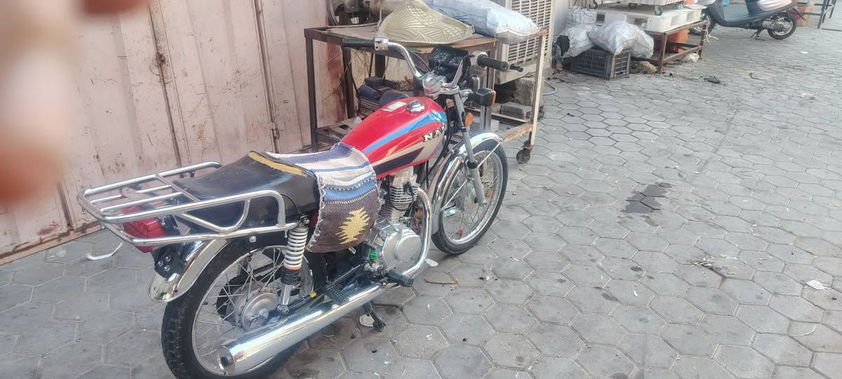 سلام عليكم دراجه نامه تعمير الشاصي 13 المكينه 25 كفاله الدراجه نضيفه كل نقص مابيهه سعر 650 وبيه مجال ***********
