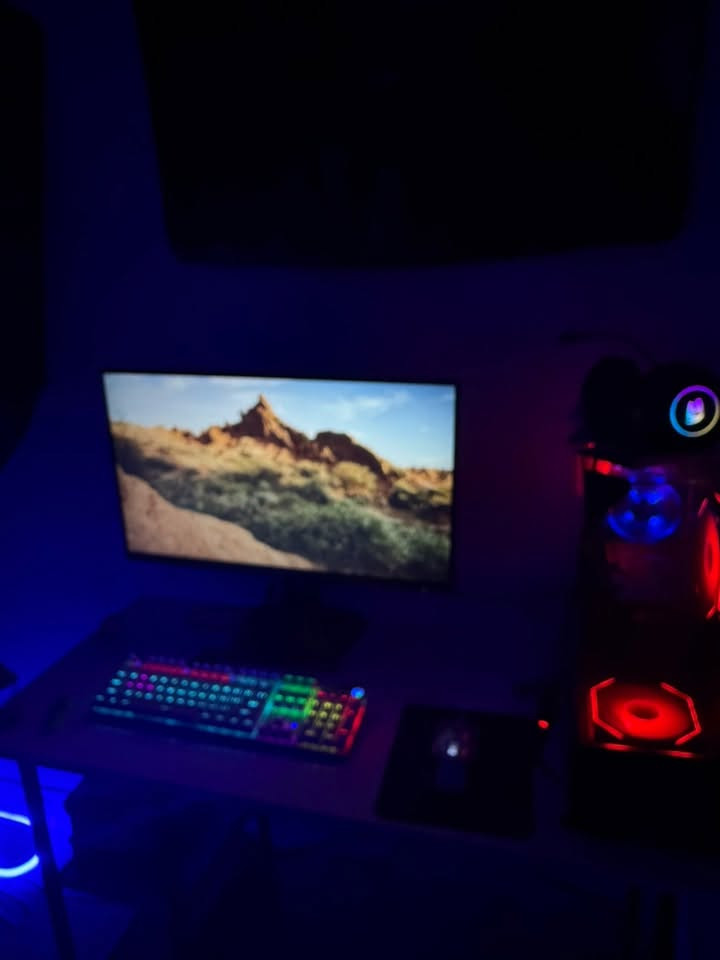 حاسبه للبيع ب مواصفات:
كارت شاشه rx7600 16G
معالج ryzen 5600
رامات 16
ماذربورد B6550
باور سبلاي atx 600w
مع شاشه قيمنق 210 هرتز 
وماوس وكيبورد مابيع مفرد 
السعر مليون و400 وبيها مجال
رقم التواصل ***********
