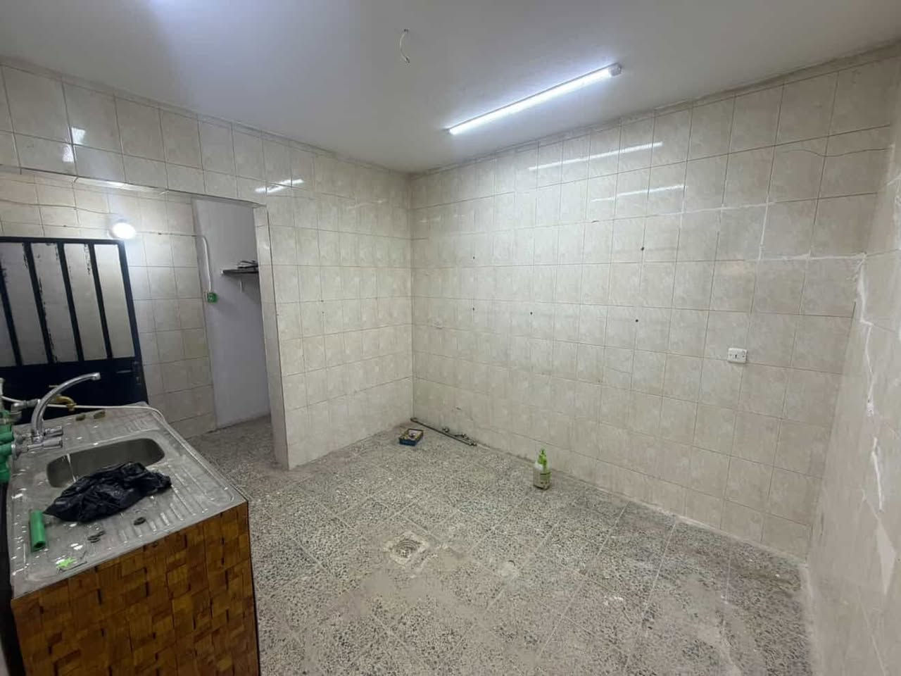 عندي شقة ارضية للبيع في سكنية معمل الأدوية قبل سيطرة الاقواس مساحة الشقة 132 متر ملك صرف طابو تلكيف تحتوي الشقة على استقبال وغرفتين نوم ومطبخ حار وبارد وتواليت شرقية وغربية وحمام ومنور وحديقة وترك وكراج خارجي الارضية كاشي المطبخ والحمام والتواليت سيراميك الشقة عليهاا اقساط 8 ملايين ونص القسط الشهري 45 الف الشقة جاهزة وما ناقصها اي شي سعرها 35 مليون صافي من غير الاقساط ويوجد تصوير فيديو للشقة للتفاصيل اكثر 
التواصل 👇
*********** بي واتس اب
