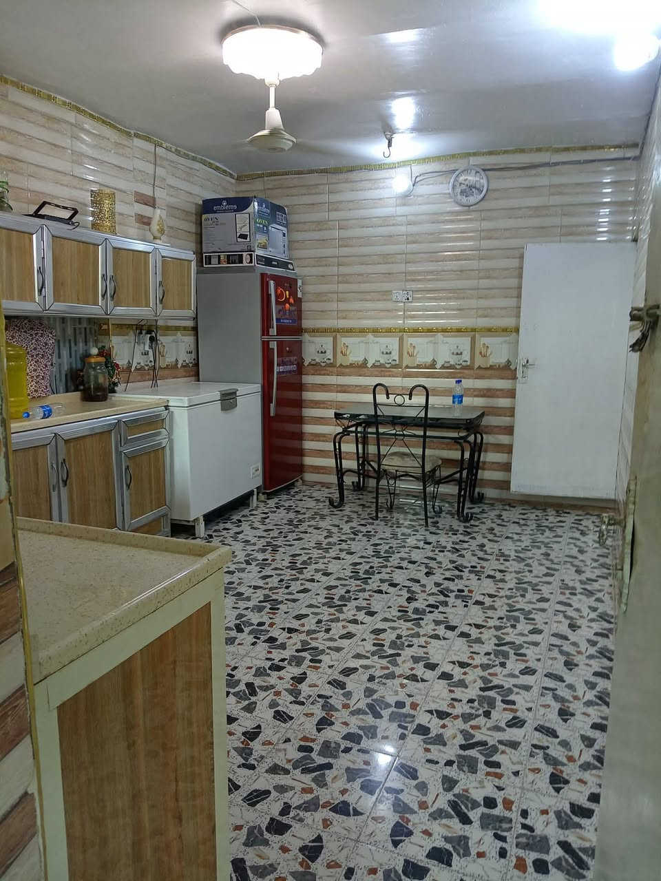 بيت مساحه 300م مع ارض 70م بسعر 22 مليون في حي الجوادين
مساحته 300..... عكاده.... كلش حلو
مقابل مستوصف حي الجوادين 🛑 
البيت بي غرفتين نوم صاله مطبخ حار ومطبخ بارد وستقبال خارجيه صحيات خارجيه مخزن خارجي
مساحه كراج جبيرة
اضافة قطعة ارض ضمن البيت مساحه 70متر
***********
