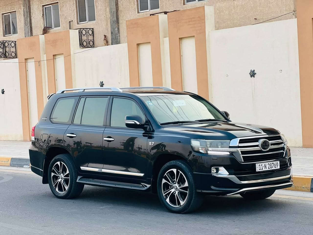 السلام عليكم للبيع.  لاند كروز. موديل.  2018.  محرك V8. 4600
رقم بغداد باسمي.  تحويل شرط 
 SAS  باب اول.  
ماشيه.  170  سبير ما نازل. 

محرك.  كير.   مكفولات. 

بيه شبرين. صبغ. فقط.   بل بنيد.  بدون ضربه.    مكفوله حت من بارد.  

 دبل ماوس.    يدات.  لمس.   هواي 

مواصفات. بيه. 

فول مواصفات. 1/1 

محرك.  كير.  صدر. تبريد.  تخم تاير.   

سياره معروفه مواصفاته وجديده بمعنى كلمه. 

رقم. الهاتف. *********** 

السعر. 460. $$. وبيه مجال

العنوان الانبار الفلوجه
