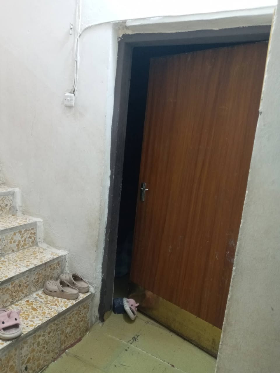 بيت للبيع طابو صرف 100 متر  شارع ابو سمير طابق ونص يحتوي على غرفتين واستقبال وحولي ومطبخ وحوش وصحيات
