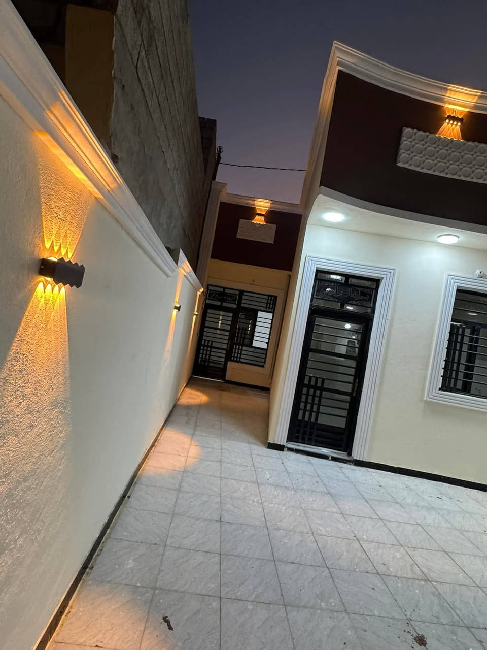 سلام عليكم 
بيت للبيع مساحه250م
حواس (زراعي ) شارع بصف معرض حجي ناطق عرض الشارع (10)م
بناء بلوك كهرباء سيمنز 
مي مجاري كهرباء (ضمان )
يتكون من مطبخ استقبال صاله 
غرفتين نوم مناور1 
يبعد عن الشارع 200م
البيت جديد غير مسكون 
***********
***********

