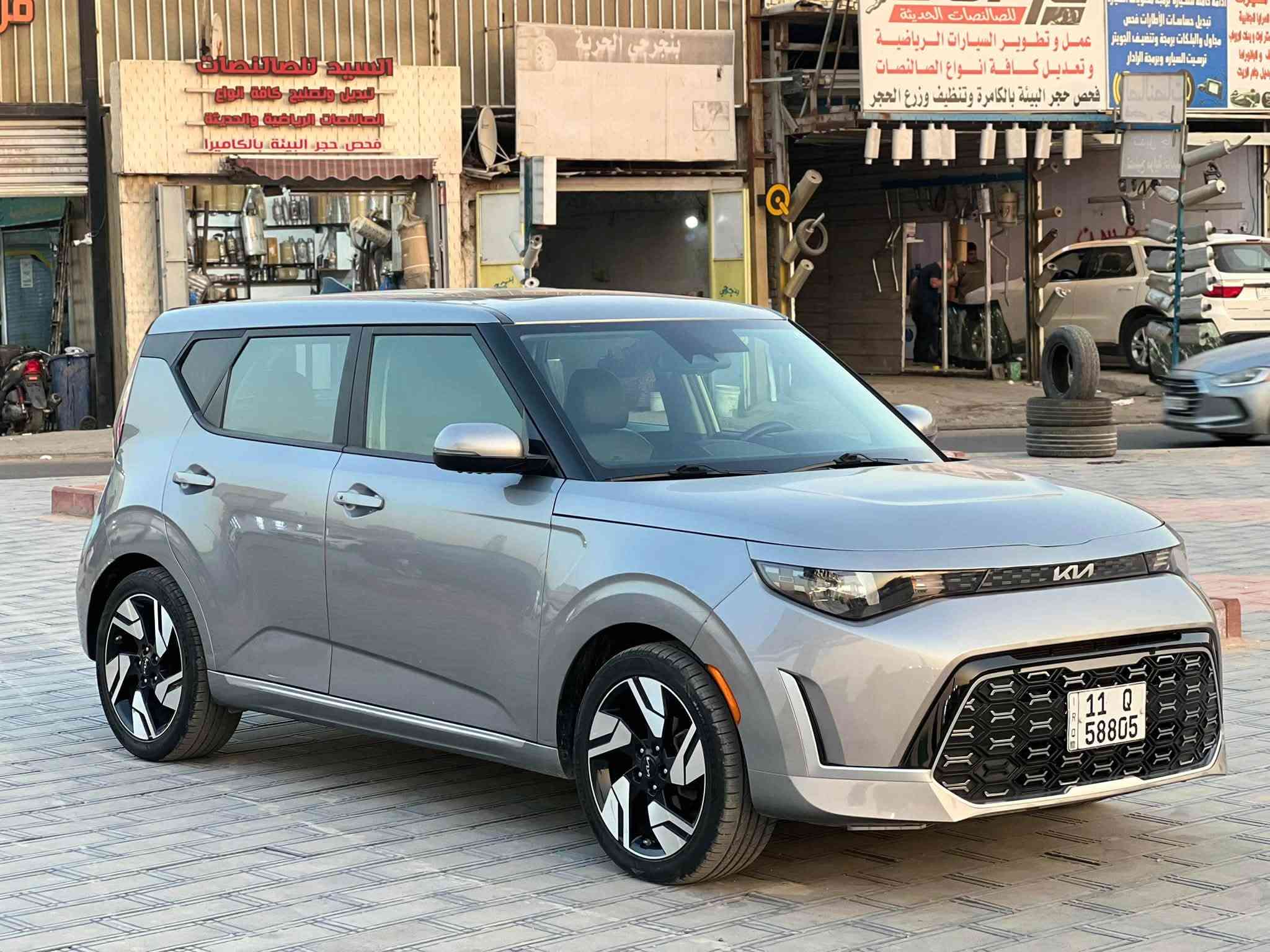 يالله
سيارة كيا سول (Kia Soul) موديل 2023 فئة GT-Line:
1. المحرك والأداء
 المحرك: 4 أسطوانات (I4) تنفس طبيعي بسعة 2.0 ليتر (\bm{2.0\text{L}}).
 القوة الصافية: 147 حصان عند 6,200 دورة/دقيقة.
 عزم الدوران: 132 رطل-قدم (179 نيوتن.متر) عند 4,500 دورة/دقيقة.
 ناقل الحركة: أوتوماتيكي متغيّر باستمرار ذكي (IVT / CVT).
 نظام الدفع: أمامي (FWD).
2. التصميم الخارجي والقطع الخاصة بـ GT-Line
 المقدمة والشبك: شبك أمامي رياضي كبير بلون أسود مع لمسات كروم رياضية وشعار كيا الجديد.
 العجلات (الجنوط): ألمنيوم رياضية قياس 18 بوصة بتصميم محدد لفئة GT-Line.
 المصدات: صدامات أمامي وخلفي بتصميم رياضي مع مخرج عادم خلفي كروم في الوسط.
 الإضاءة: مصابيح أمامية وخلفية بتصميم حديث مع إضاءة نهارية LED.
3. المقصورة والتكنولوجيا
 الشاشة الترفيهية: شاشة لمس مقاس 10.25 بوصة تدعم Apple CarPlay و Android Auto ونظام ملاحة.
 عجلة القيادة: عجلة قيادة رياضية بقاع مسطح (D-Cut) مكسوة بالجلد مع شعار GT-Line وتطريزات مميزة.
 المقاعد: مزيج بين الجلد والمقماش الرياضي مع تطريزات متباينة.
 النظام الصوتي: نظام صوتي ممتاز (متوفر بتجهيزات Harman Kardon في بعض الفئات العالية).
 الميزات: شاحن لاسلكي للهواتف، فتحة سقف كهربائية، ونظام تكييف أوتوماتيكي مزدوج المناطق.
4. أنظمة الأمان والمساعدة
 نظام التحذير من التصادم الأمامي مع فرملة الطوارئ الذاتية (FCA).
 نظام الحفاظ على المسار والتنبيه عند الخروج منه (LKA / LFA).
 نظام مراقبة النقاط الكوراء (BCA) والتحذير من حركة المرور الخلفية (RCCA).
 مثبت سرعة ذكي متكيف.
 كاميرا خلفية مع حساسات ركن.
السعر 145$ مجال بسيط
مكاني بغداد شارع الربيع

