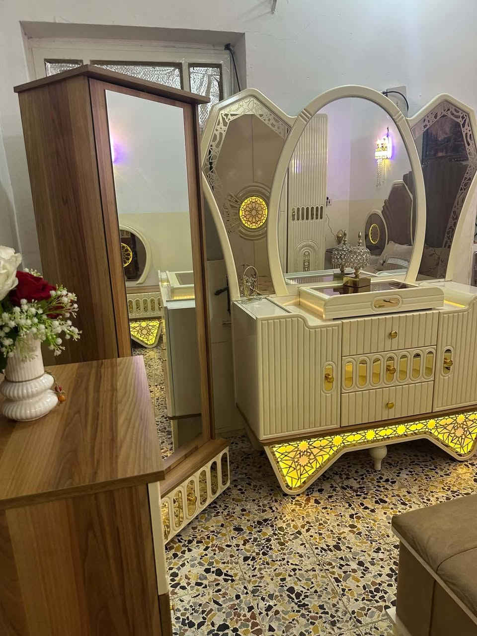 سلام عليكم غرفه تركيه للبيع ٩قطع نظافتها ١٠٠خشبها حراري المكان بغداد اتصال عل رقم ***********
