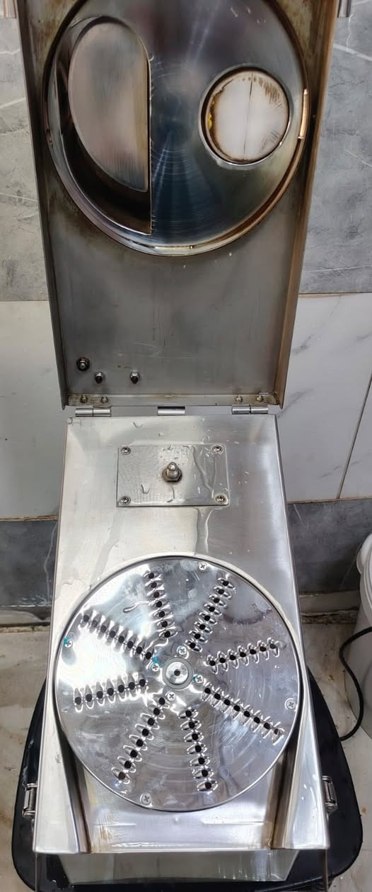 السلام عليكم قطاعة خضروات للبيع استخدام قليل صناعة تركيه وياهه 5 اقراص سعرهه 450 للاستفسار المراسله او الاتصال ***********
