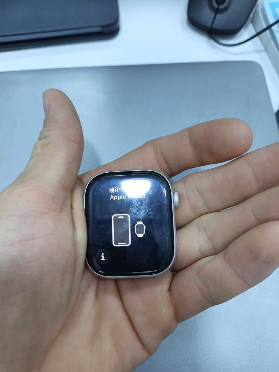 ساعة ابل اصلي جيل 10 من نوع GPS
مكسور الظهر 
ووياه الكارتونة مالتة 
يجي للمحل ويفحصة براحتة 
السعر 200,000 وبي مجال بسيط 
او مراوسة 
المكان كربلاء 
***********
