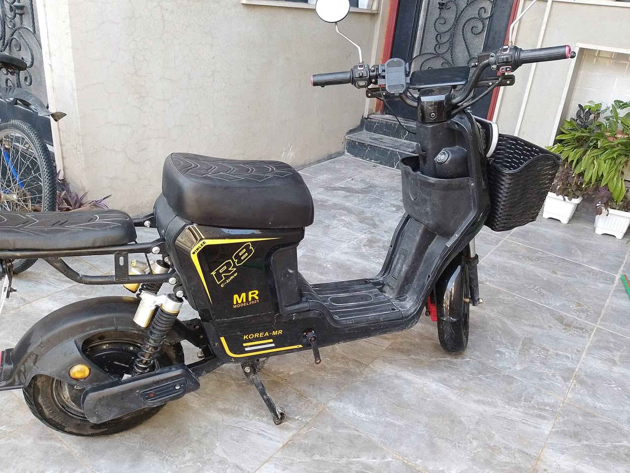السلام عليكم... 
ماطور شحن للبيع 
نوعية R8 من شركة كوريا مار  KOREA MR 2025
( بطاريات عدد  5)  قراءة كلو واحد 12 فولت 
لايك، هورن، خلاط، اشارة، فلاش موسيقى، كلو شغال و جديد كامل مكمل. 
السعر 400 و بي مجال للطيبين 
التواصل مراسلة الصفحة او الاتصال 
*********** ملاحظة الرقم بي واتساب

