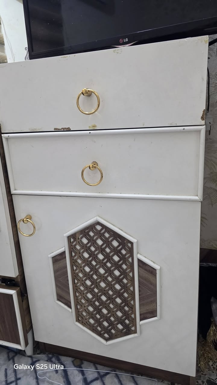 سلام عليكم غرفة نوم تركي ٧ قطع الجربايه بيها مخزن اضافي محلوه و نظيفة  السعر ٦٥٠ وبيها مجال قليل
***********

