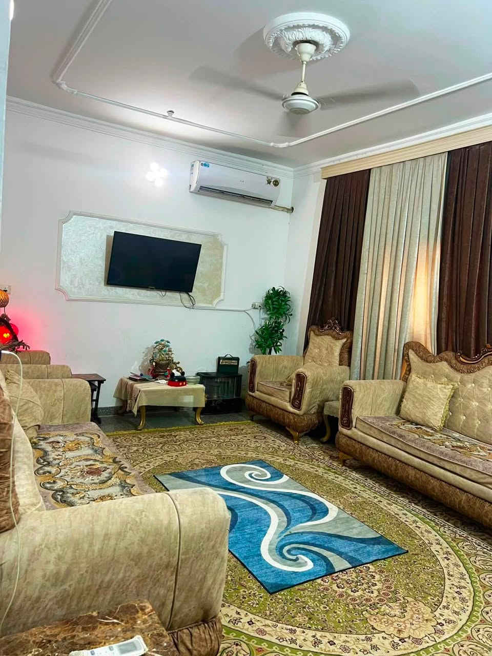 بيت للبيع طابقين بناء حديث
المساحه 120 م 

3 غرف نوم ومطبخ حار وبارد وكوليدور وصاله 

طابو زراعي سند 25 
 حي الزهراء الخدمي خلف كراج غسل بغداد يبعد عن الشارع الخدمي 100 م كامل الخدمات من تبليط ومجاري 
***********
