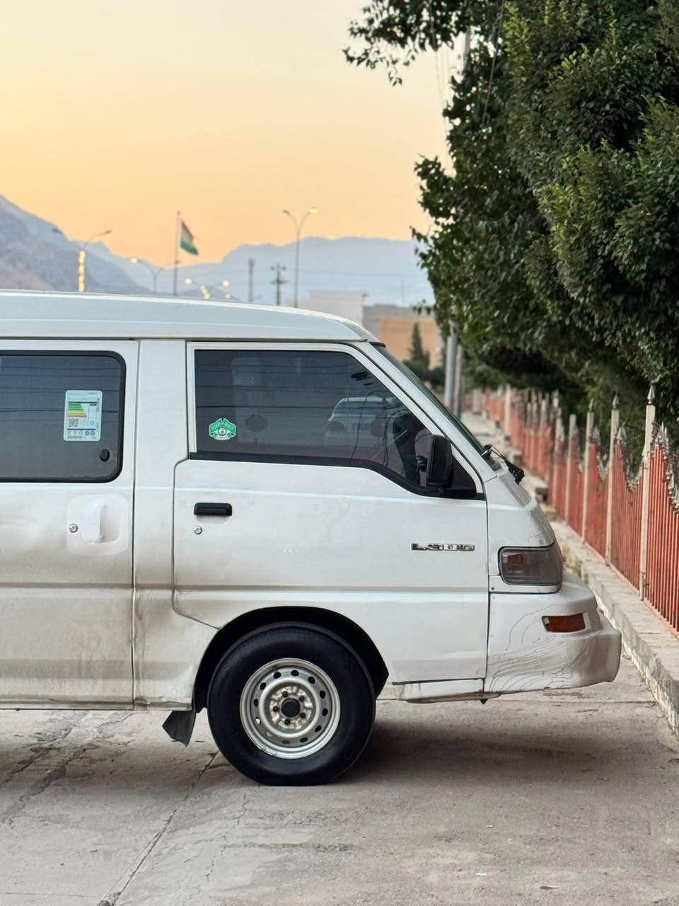 سلاو لە هەموو هاوڕێیان 
مستەر بۆشی ٢٠١١ 
حلوج کۆدی بەناوی خۆمە
گێر و مەکینە و تەبریت بەشەرت
تاقم گاحی و کوشنی لۆک دەرگە سکە 
سەقفی بۆیاخی نییە دەحم و لیدراوی نییە
توند و تۆلە دینار مەسروفی نییە
شوێن ڕانییە
٦٠$ مەجالیکی برایانە
***********
***********

