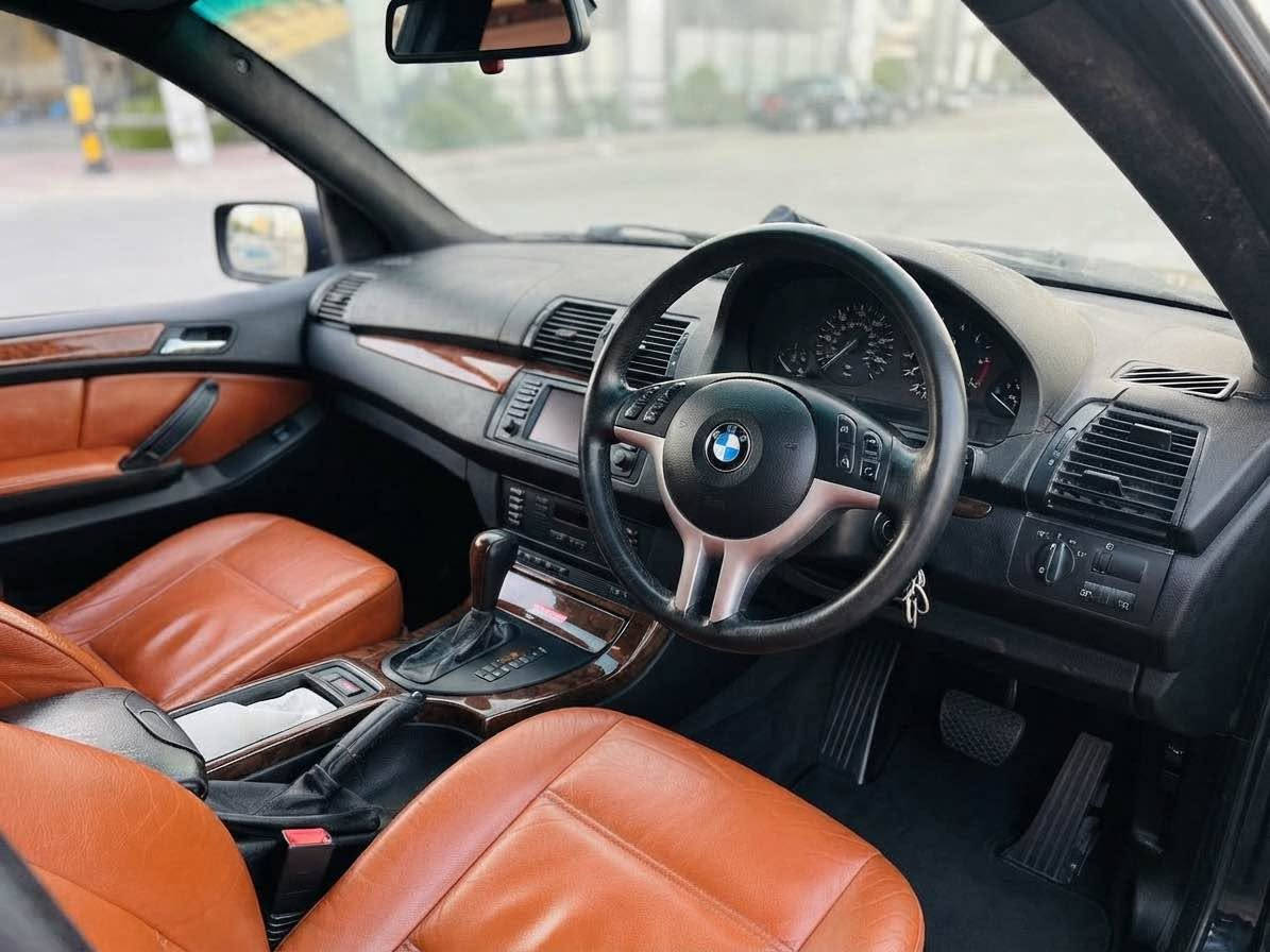 BMW X5
 2001
گیر و مەکینە بەشەرت 
چوارتایە ویلی سپۆرتی لە ژێرایە 
مەکینە ٥٤٤ تا بلێ بەقوەتە
مەنفێستە
بیلاد جام رەش
کامل ناو قەیسی 
هەتەبڵی جوان و بێ مەسرەفە
سڵایتە 
٢٨ گەڵاو کەمێک مەعمەلە
 عەقدم هەیە ٣ ساڵ پێش ئیسا ٤٣ وەرەقەی پێدراوە
شوێن سلێمانی
(***********) السليمانية, العراق
