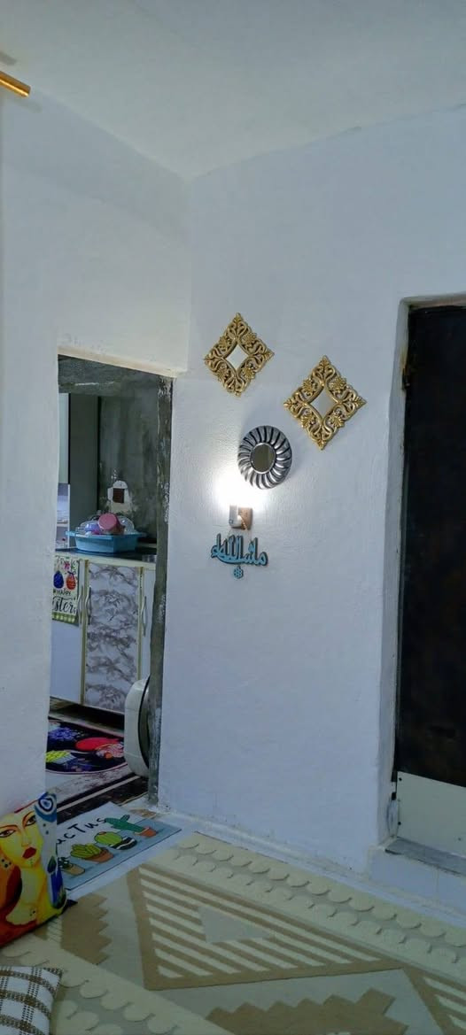 اسلام عليكم 
بيت للبيع تعمير جديد كهربائيات كله جديد مساحه 100م 
يتكون من 
2غرفه
٢تهويات 
صحيات حمام داخلي وصحيات خارجيه 
طارمه ازغيره 
مطبخ جبير 
سعر :::::::(١٧) مليون 
مع كيزر جديد 
تانكي جديد 
مراوح سقفيه 
وماطور ماء جديد 
عنوان سماوه  حي الجمهوري خلف الدفاع المدني  
 اي استفسار اتصل  *********** ارقم بي واتساب 
المقرنص بل باب نت ضوءي
