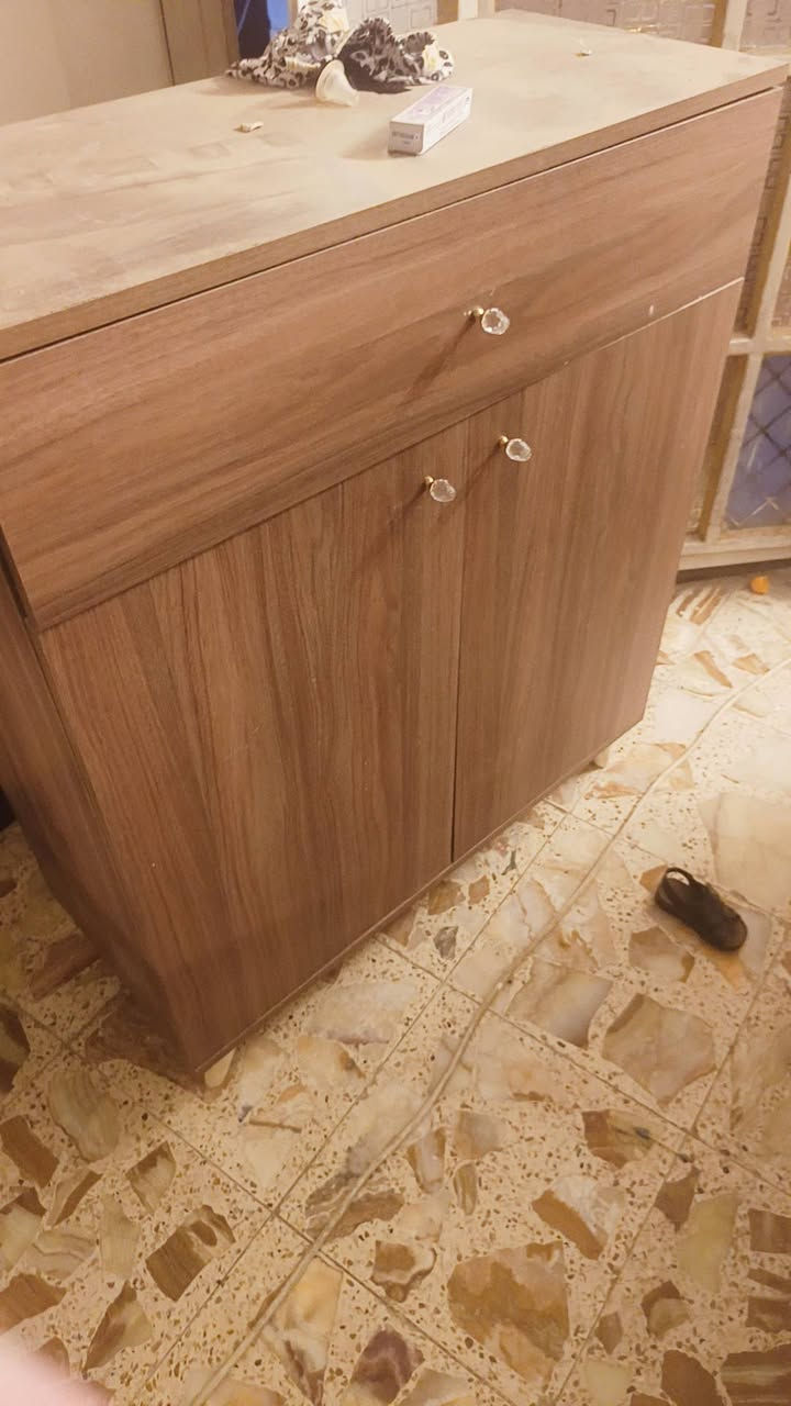 السلام عليكم غرفة تركية ٩ قطع نوعية الخشب الثقيل مستعملة للبيع سعرها ٦٥٠ وبيها مجال مكاني بغداد حي الجهاد ***********
