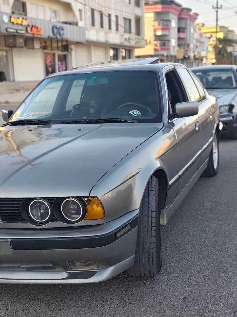 بيئم 520 موديل 1990 سيارة ضربتها جاملغ ورا السايق مابي دواخل سيارة معمره تعمير عام صبغ عام جديد داخل سيارة دوشمه جديد صدر الأمامي والخلفي كله جديد سيارة مختصر الكلام من الدعامية للدعامية كلشي معمر بيها يعني ماتحتاج مصرف كله جديد وسيارة احلى من صوره سنوية 2027 
وقمي بي واتساب 
*********** كركوك, العراق
