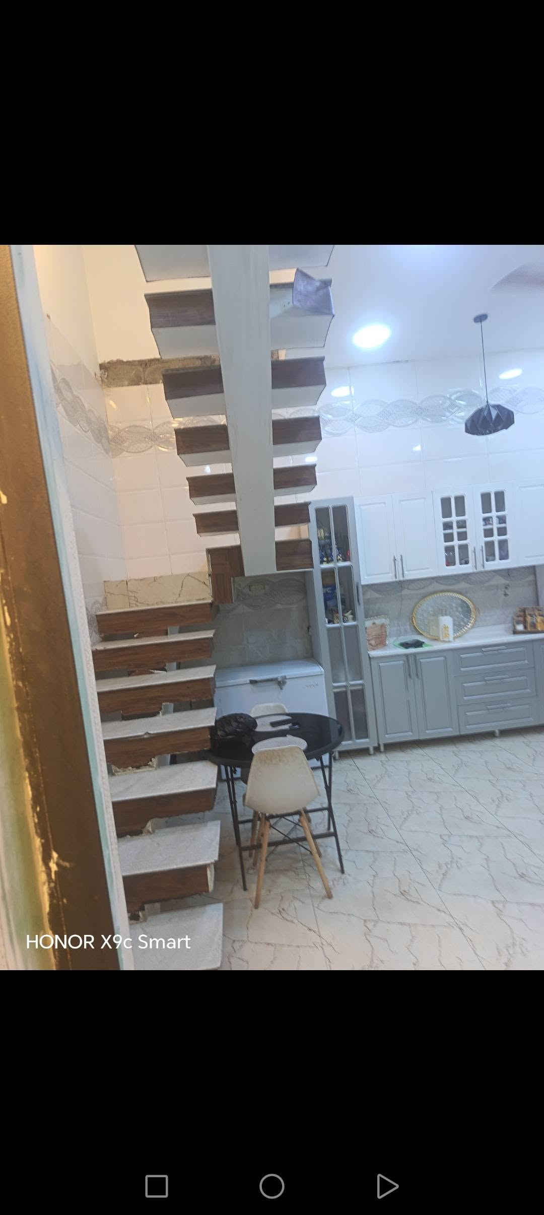مشتمل للبيع مساحة /٥٠متر /واجهة  ٨ /يحتوي على ٢غرف نوم وصالة ومطبخ وخدمات بيت نظيف جدا موقع ممتاز /ظباط شهداء بياع  الاستفسار على هذا الرقم ***********السعر مناسب

نص مكتوب في الصور:
- HONOR X9c Smart