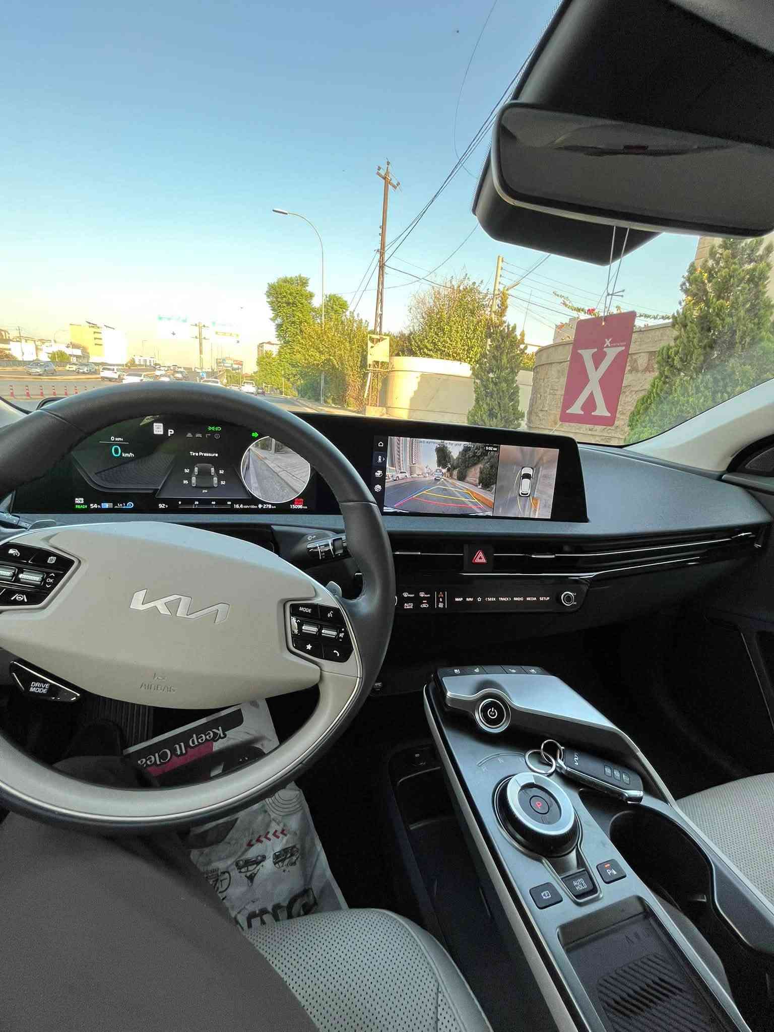 للبيع | Kia EV6 2024 ⚡️🔥
▪️ الموديل: 2024
▪️ كهربائية بالكامل ⚡️
▪️ دبل ماطور AWD
▪️ المدى: يصل إلى 600 كم 🔋
▪️ البطارية: 77.4 kWh
▪️ القوة: 320 حصان
▪️ العزم: 605 نيوتن متر

⭐️ المواصفات:

▪️ فول أوبشن
▪️ كشنات جلد أبيض
▪️ كشنات كهربائية
▪️ تدفئة وتبريد الكشنات ❄️🔥
▪️ ذاكرة كشن السائق
▪️ Head-Up Display (داته شو)
▪️ كاميرات 360 درجة
▪️ حساسات أمامية وخلفية
▪️ شاشة وسطية + شاشة عدادات رقمية
▪️ Apple CarPlay / Android Auto
▪️ شحن لاسلكي للموبايل
▪️ نظام صوت Meridian 🔊
▪️ دركسون مدفأ
▪️ مثبت سرعة متكيف
▪️ Blind Spot
▪️ دخول وتشغيل بدون مفتاح
▪️ إضاءة LED
▪️ مرايا كهربائية

📍 مرقمة أربيل
⚡️ سيارة كهربائية فخمة، دبل ماطور، فول مواصفات
📞 الاستفار ***********
كلين ايرباك سليم حادثها راس البونيد شبر فقط صور الحادث مرفوعه بالمنشور ماشيه 800 الف
السعر 195 مجال

نص مكتوب في الصور:
- BIDCARS