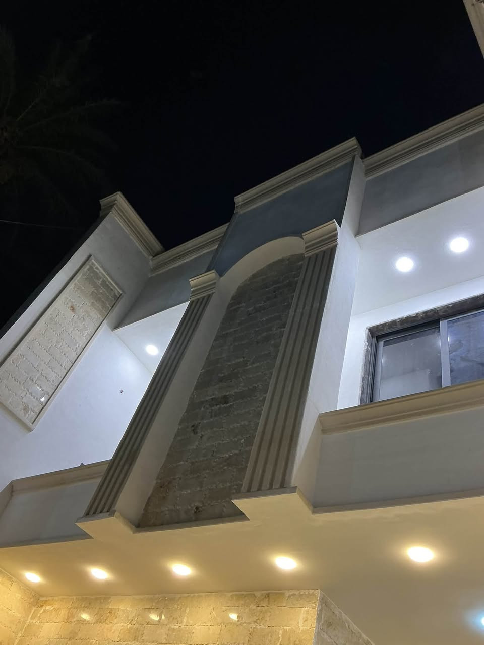 السلام عليكم منزل للبيع ١٧٠ متر الواجهه ٧  بناء ٢٠٢٦ شهر ٦ مع الأثاث 
ثلاث طوابق الطابق الاول يحتوي على مطبخ بارد وغرفه استقبال وصاله كبيره مطبخ حار وحمام وغرفه نوم / الطابق الثاني يحتوي على صاله كبيره و3  غرف وحمام/ الطابق. الثالث صاله كبيره غرفه كبيره  وحمام ويحتوي ايضاً على سطحين/ العنوان بداية الاورفلي قرب متنزه الاورفلي السعر ( 500) مع الأثاث ) للاستفسار اكثر تواصل خاص او للاتصال على رقم ***********
