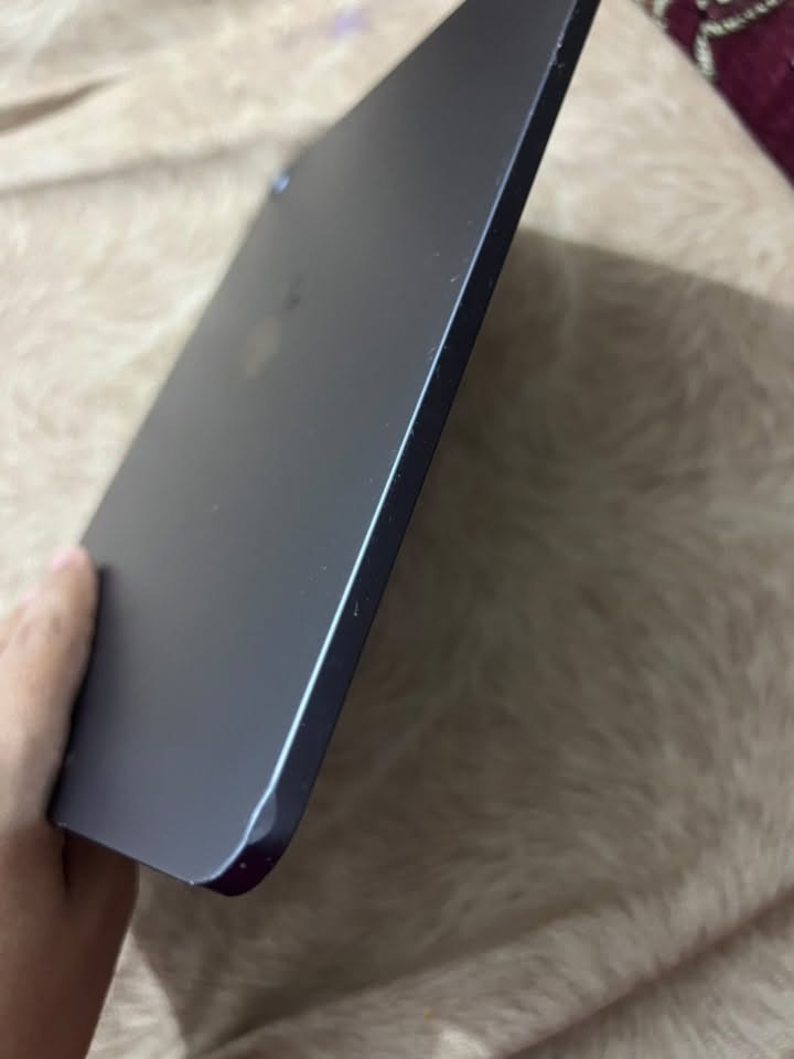 ايباد ايفون ipad Air الجيل الرابع
ذاكرته ٦٤ 
نضيف كلشي مابي بس هاي الطخه ماماثره لا ع بصمه لا شاشه لاكامره كلشي مامبدل بي  جهاز نضيف 
السعر ٢٥٠ بي مجال للشراي

‭***********‬
