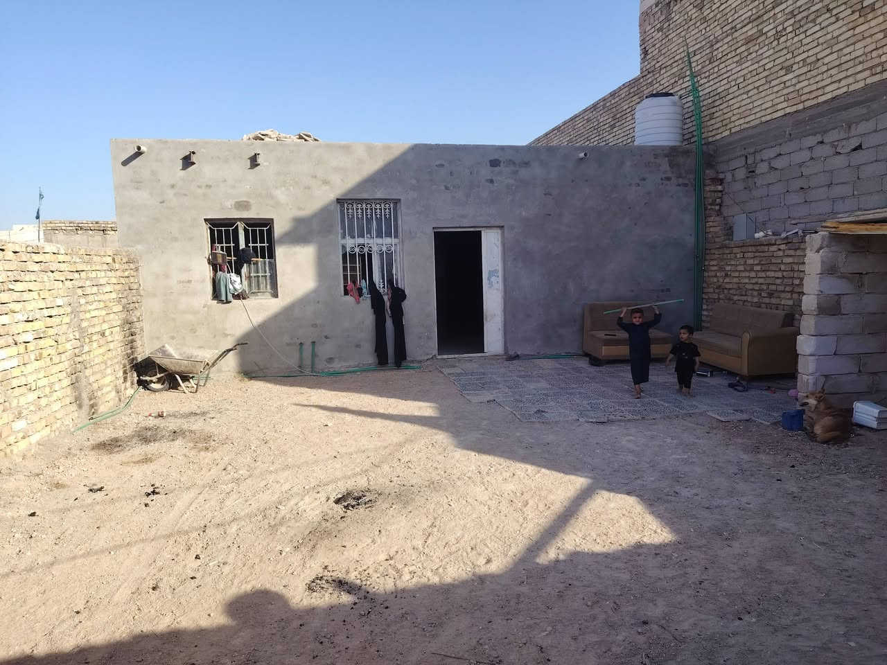 بيت لبيع مساحته 200فوك ميتين بيعن ميتين زراعي سنت 28مبني بي ميت متر وميه حديقه بي غرفتين وصاله مطبخ تخريج وعيز بس كاشي وسرميك كهربائيات سعر 35 كامل 45 ذا كمله عنونه نجف سحت مضفر قرب حسنيت عاشوري عمود 153 دخل مدينه قريب عل وليه ثالث بيت عن شرع لعام ***********
