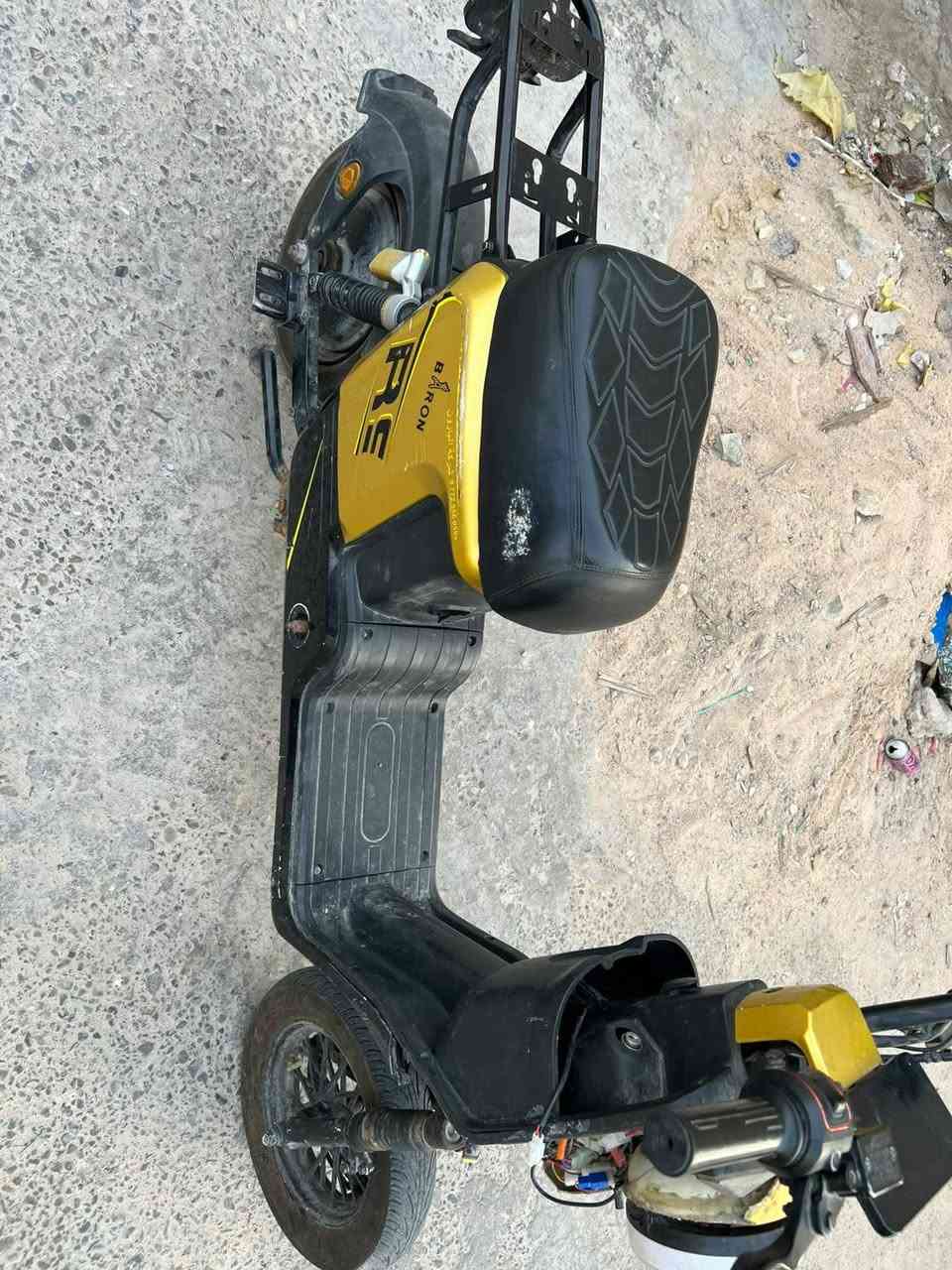 سلام عليكم دراجه r9البيع دراجه كفر امامي مكسور بريك الوره بس برغي تنفيس دراجه بيه دي جي شغال نضام R ربع سرع بطاريات بعدهن جدد رايدها 250بيها مجال عنوان بصره جمهوريه شارع المكاتب رقم ***********
