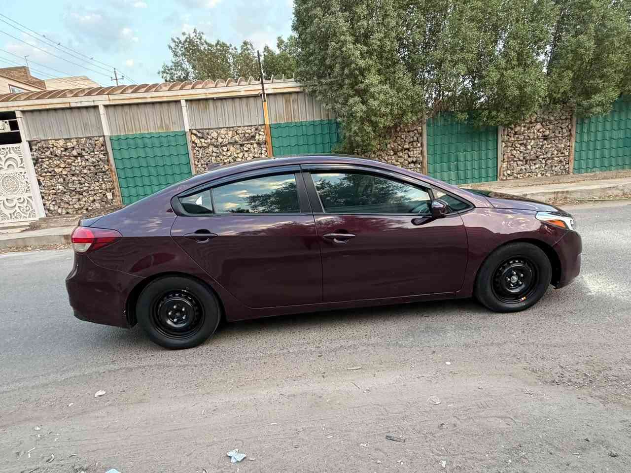 كيا فورتي للبيع موديل ٢٠١٧ وارد أمريكي محرك الفين دوش سيارة نظيفه وجاهزه محرك كير تبريد ثلج تخم تاير جديد سيارة كل نقص مابيها بدون حادث كلين داخله وهنا بل عراق صار بيها بابين صبغ اثر رصعات  وداير جاملغ الخلفي نطخت بل باب وصور موجوده وي الصور فقط والباقي كفاله بجم كبس سيارة شاشه كامرا حساسات رادرات ماشيه ٩٨ الف رقم بغداد مشروع وطني تحويل ثاني يوم سعرها  ٩٠ ورقه ***********ومكان السيارة بغداد البلديات
