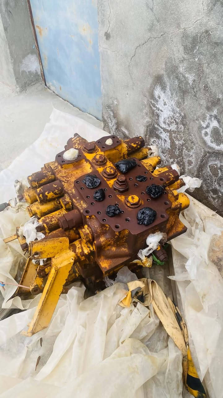 السلام عليكم للبيع  كنترول حفارة كوماتسو 300 مع جگات رفع وثانوي للاستفسار واتساب ***********
