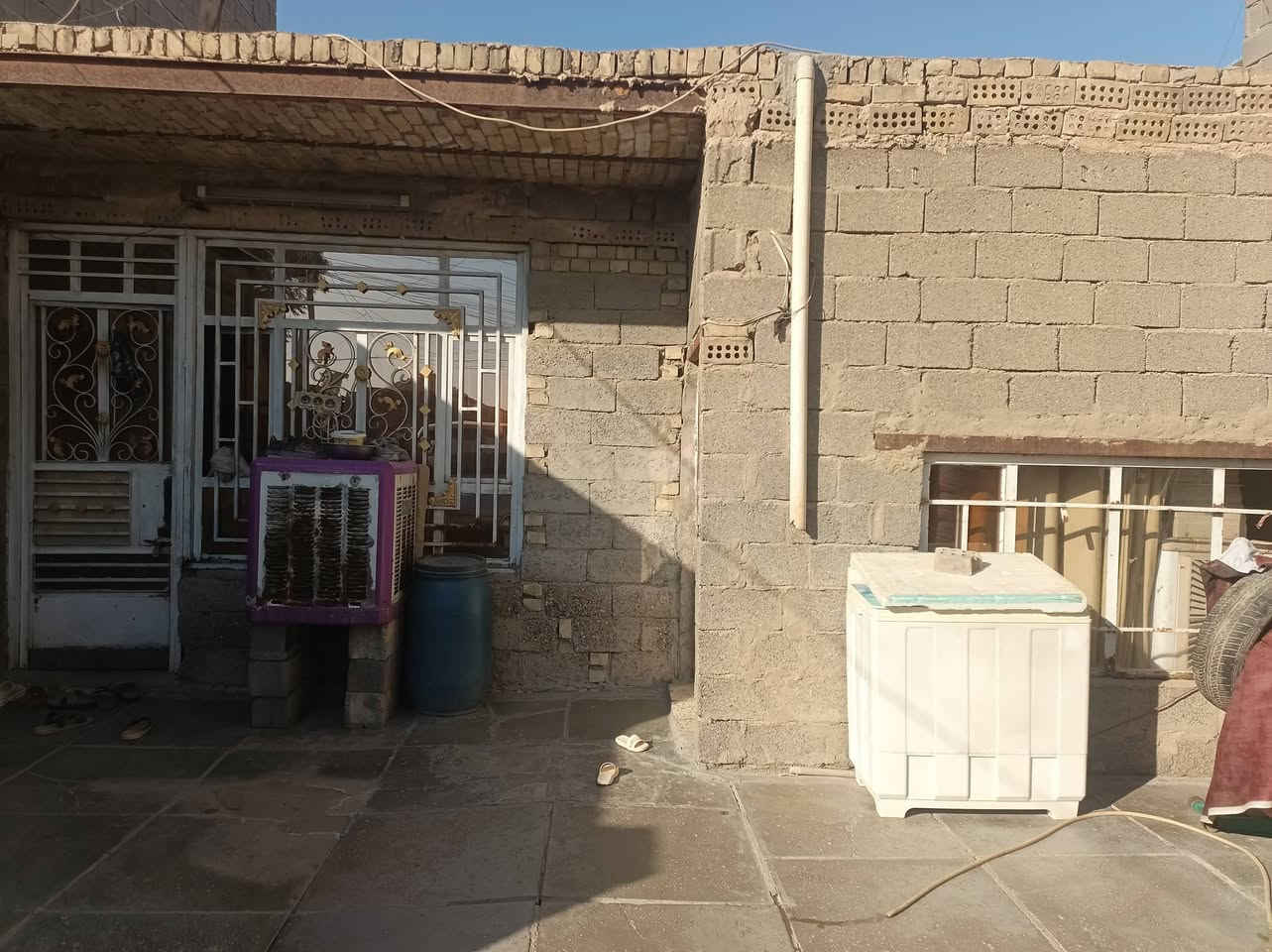 سلام عليكم بيت للبيع المساحة 150 متر مع القطعة المقابيل البيت 
بناء البيت غرفة و صالة و ستقبال ومطبخ حار ومطبخ بارد 
وصحيات البيت مثل ماشوف بصور 
السعر ولاستفسار الاتصال ***********
العنوان حي طارق القديم الفرع لوال مقابيل البانزين خانة 
فرع مرتب وهدوء ونضيف
