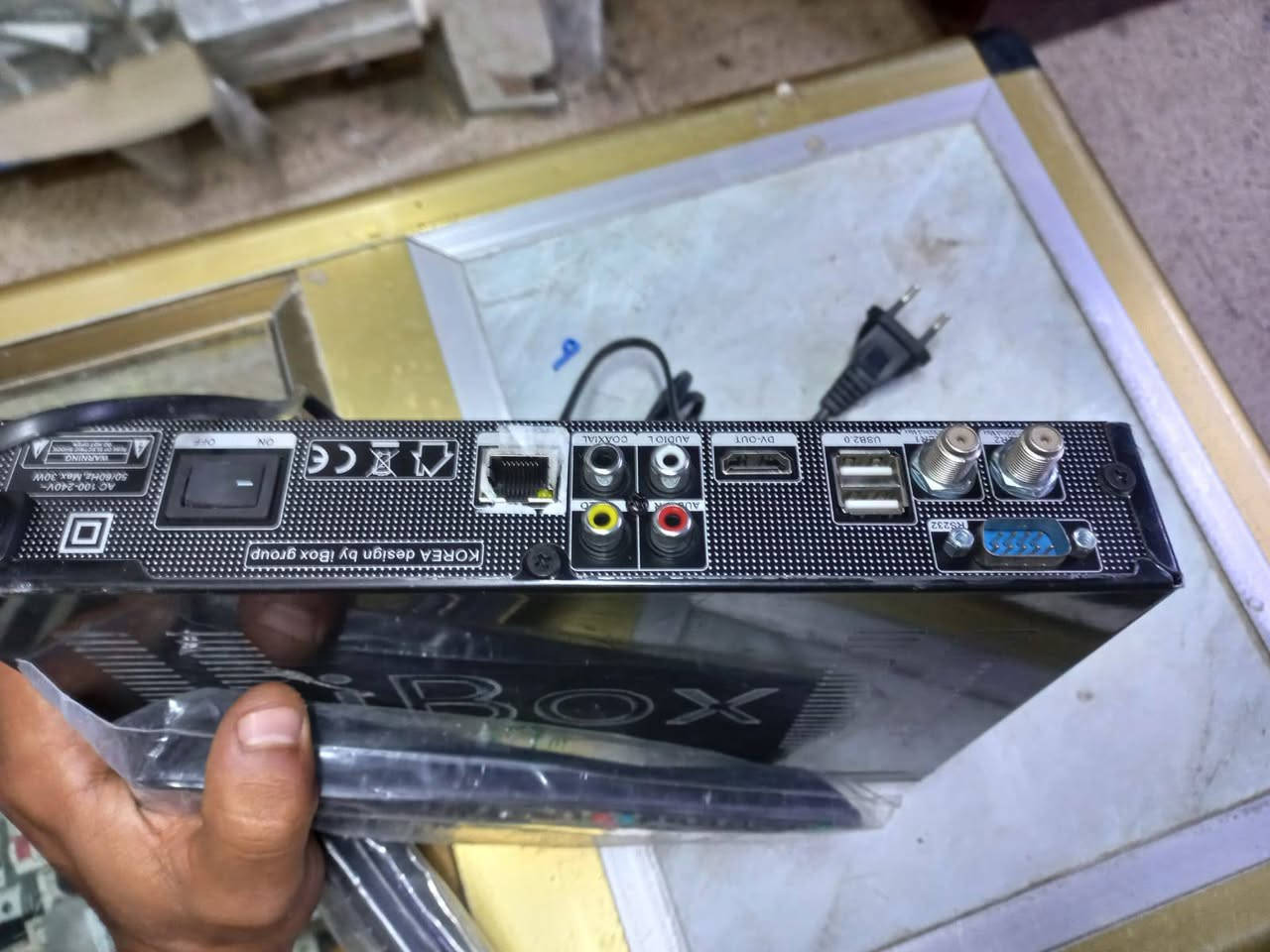 سلام عليكم ستلايتات عدد 3 هنة وريمونتاتهن شغالات فقط CBox يرادله فرمته أو تحديث ماعرف بغداد ***********
