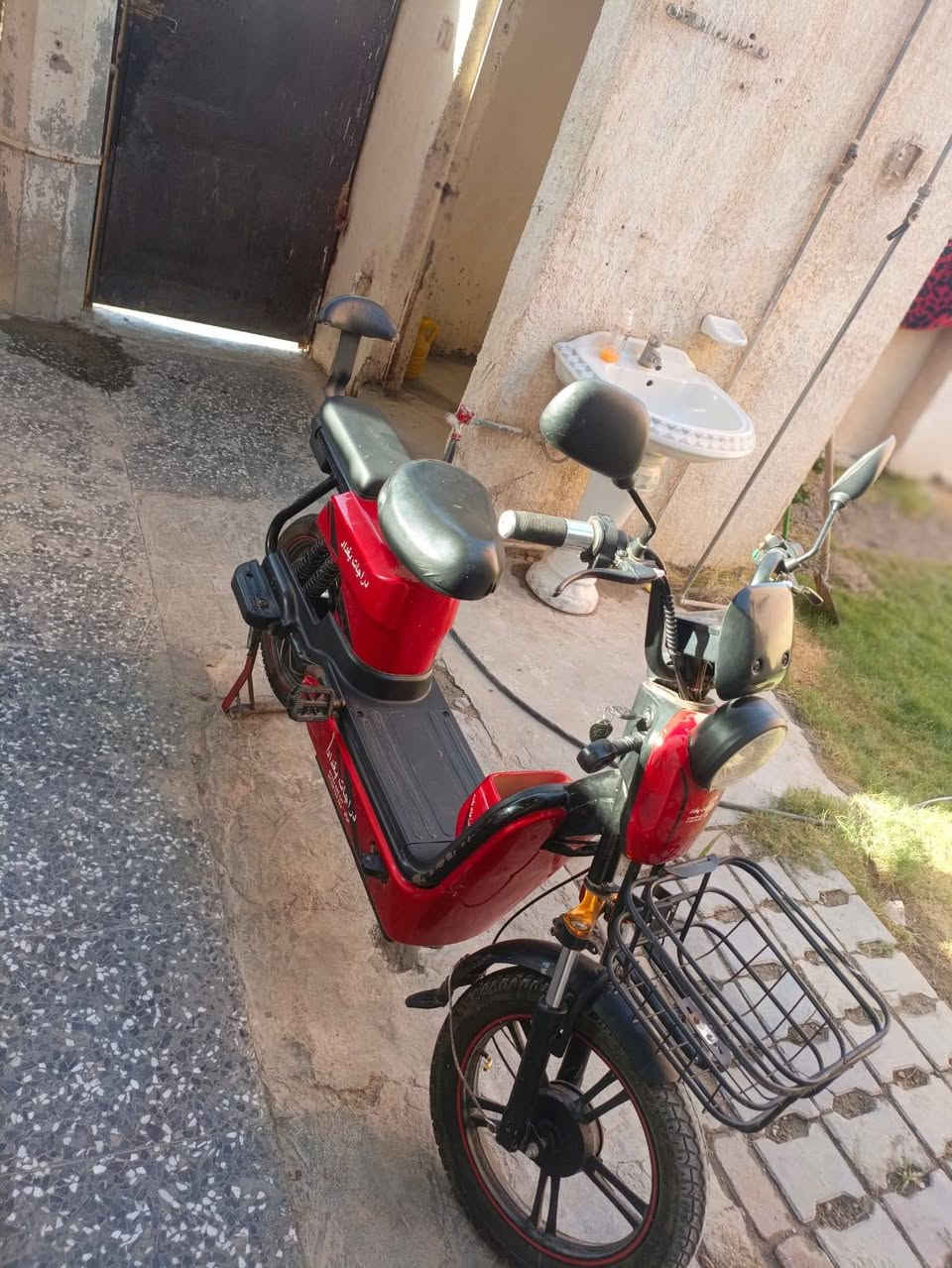 للبيع دراجة كهربائية 🚲⚡
🔴 اللون: أحمر وأسود
🔋 بطارية كهربائية
🛵 تصميم مريح وعملي للاستخدام اليومي
💺 مقعد واسع ومريح
🧺 سلة أمامية
🪞 مراية جانبية
💡 إنارة أمامية
🛞 إطارات رياضية
✨ الدراجة بحالة نظيفة وجديدة تقريبًا، والمقاعد عليها تغليف.
للمهتمين والاستفسار عن السعر والمواصفات بالتفصيل، مراسلة خاص.
***********
