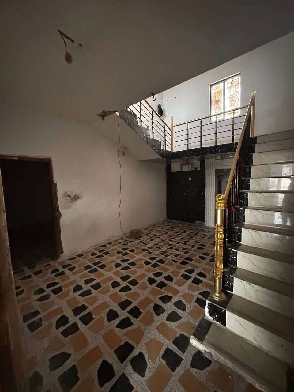 دار سكن زراعي في ( حي ظاهر )
مقابيل ( مجمع باندا ) ( كما موضح في الفيديو )

مساحة ٢١٠ م - بناء بلوك - سقف عكادة 
ماء - كهرباء - ( عالي عن الشارع )  
( غرفة نوم واحدة - صحيات داخلية + خارجية)( شارع بعرض ١٠ م ) ( معاملة كاملة في التطويب )
 ( يبعد عن شارع ٢٠ تقريباً ٦٠ م او اقل )

للاستفسار مراجعة مكتب غازي للعقار   
واسط - الزبيدية - قرب أفران المائدة  *********** 
***********
