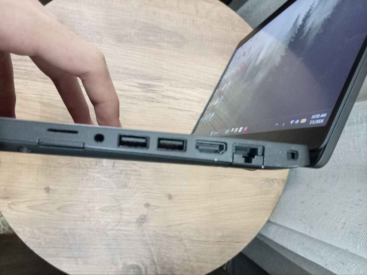 لسلام عليكم
لابتوب لمس سلم مكتبي من DELL
المواصفات/
intel core i7 8 gen 
14 inch touch screen fullHD
ram 8gb DDR4
SSD M.2 256gb Toshiba 

وياه جنطة و شاحنته الاصلية
مكاني بغداد و متوفر توصيل 
السعر ٣٥٠ الف فقط
الرقم *********** بغداد, العراق
