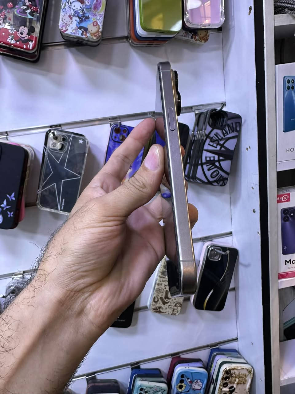 iPhone 15 Pro Max*
- *اللون*: تيتانيوم
- *النسخة*: شرق اوسط ماستر AH/A
- *الذاكرة*: 256GB
- *البطارية*85% بلاد
- *الحالة*: كله شغال
- *ملاحظة*: بي نقاط سود فقط2
   جهاز وتر بروف
- السعر*: 650 
جهاز نضافته100/100
هاتف:***********
مكان بغداد الدوره

نص مكتوب في الصور:
- 57 LTE 8:44
- حالة البطارية
- >
- عادية
- تععمل بطارية iPhone هذه على النحو المتوقع. حول البطارية
- والضمان...
- الحد الأقصى للقدرة
- 85%
- هذا قياس لقدرة البطارية مقارنة بقدرتها عندما كانت جديدة.
- قد تتسبب القدرة المنخفضة بتقليل ساعات الاستخدام بين
- عملية الشحن والأخرى.
- عدد الدورات
- 900
- هذا هو عدد مرات استهلاك iPhone لقدرة البطارية.
- معرفة المزيد...
- تاريخ التصنيع
- يناير 2024
- أول استخدام
- يونيو 2024