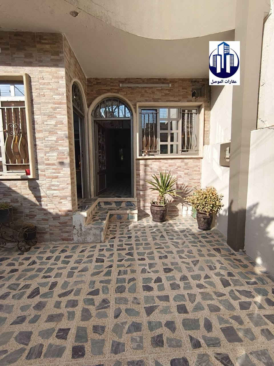 ___ عقارات الموصل الحدباء ___
                    💥🏠  دار للبيع🏠💥
 
🔴 مساحة الدار 150 متر
🔴 الواجة 6 متر 
🔴 موقع الدار حي الكندي الاولى 
🔴 موقع ممتاز جدا 
🔴 شارع  15 متر
🔴 اتجاه الشمس قبلة
🔴 بناء حديث طابقين :
 الطابق الارضي يحتوي على غرفتين نوم واستقبال ومطبخ ومشتملات 
 الطابق الثاني يحتوي على 3 غرف نوم ومطبخ ومشتملات 

   ///////////////////////////////////////////////
 لمعرفة السعر والتفاصيل يرجى زيارة المكتب او الاتصال على
 الرقم         ***********
 
💥 نستقبل جيمع طلباتكم وعروضاتكم....
