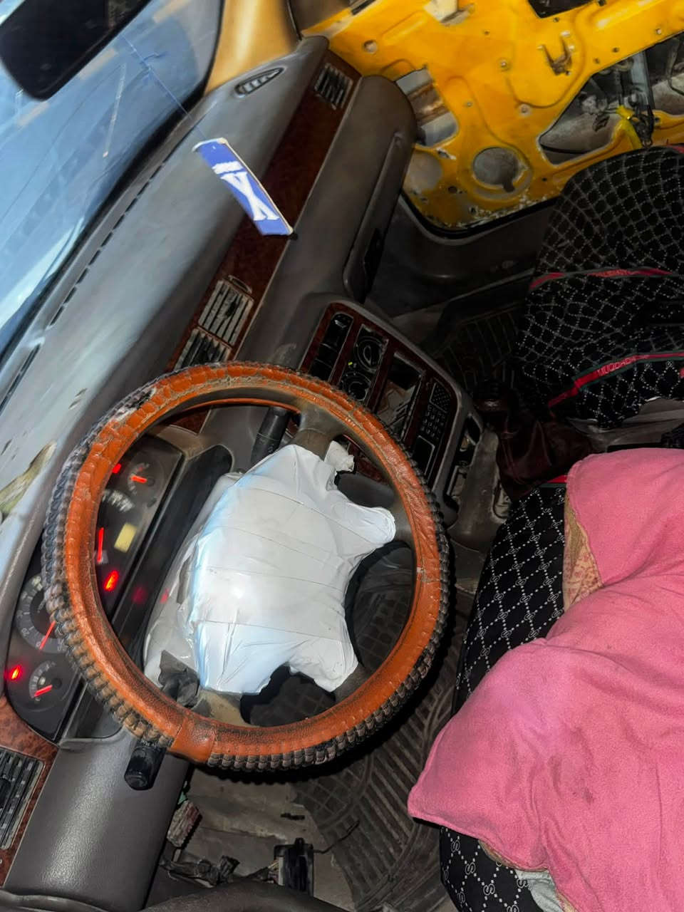 ‏سلام عليكم سيارة سمند موديل 12 سنوية نافذة مكينة داخل من ورا قير جديد حدادي حلوة السعر8وبيه مجال قليل الستفسار (***********) مكان سياره ميسان عماره

