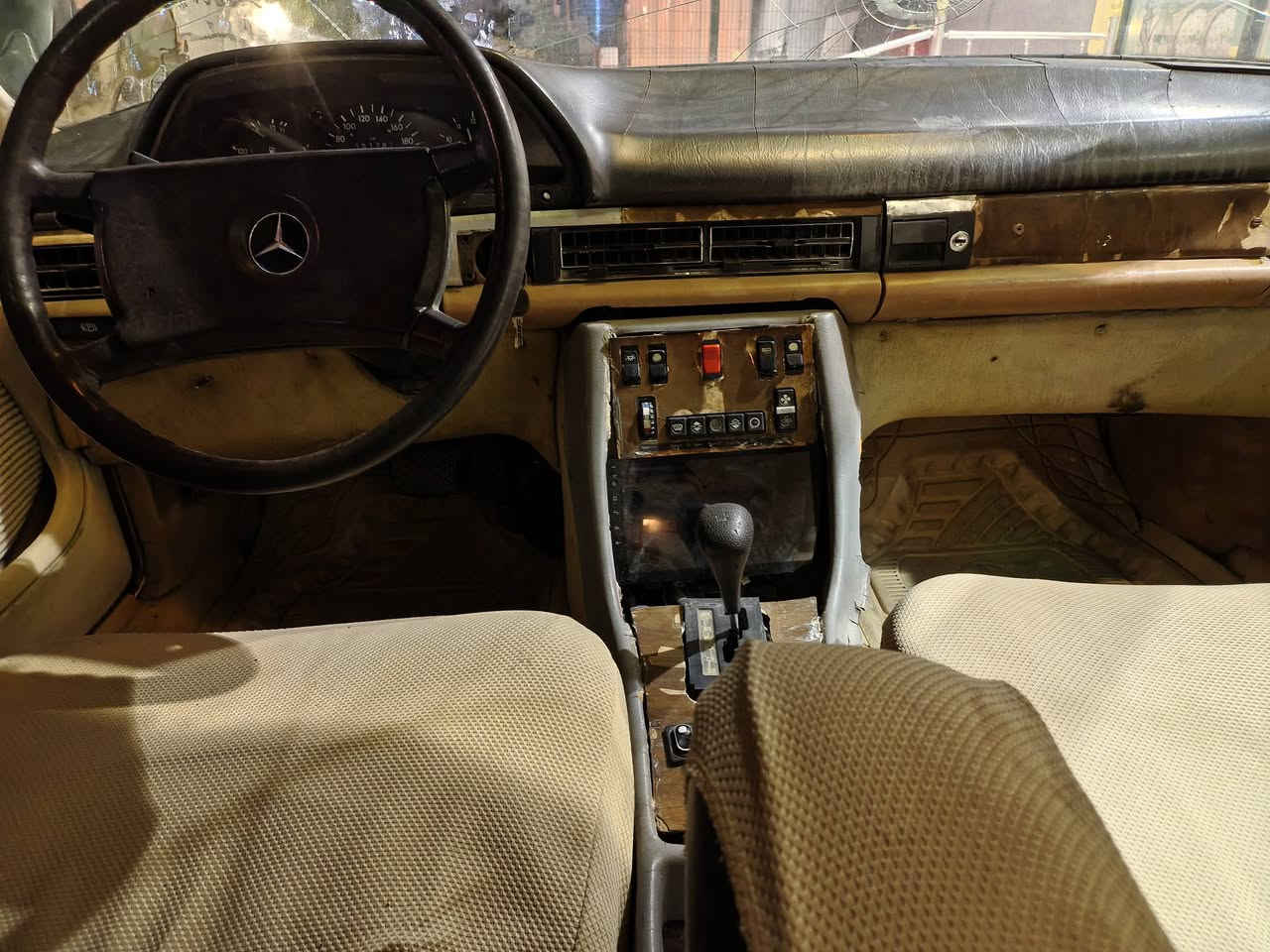 مرسيدس رئاسي. محرك وكير 2500 بطه 
السعر 16 $ وبيها مجال قليل
رقم بغداد شرط الوكاله. 
العنوان النجف حي النداء
حداديه 60% 
*********** 📞 
*********** ☎️
