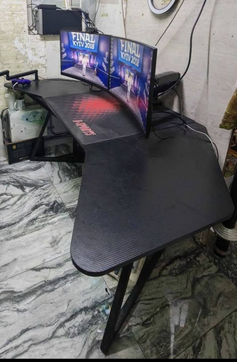 عندي مجموعة أغراض للبيع، كلها مبينة بالصور 👇

1️⃣ طاولة Gaming كبيرة 🖥️🎮
📌 الطاولة اللي بالصورة ( بدون الشاشات )
📌 تصميم زاوية ومناسبة للـ Gaming Setup
📌 مساحة واسعة للجهاز والملحقات
📐 القياسات: 180 × 80 × 85 سم
💰 السعر: 150 ألف — وبيها مجال للشراي
✅ملاحظة بسيطة الميز بي ضربة خفيفة وموضحة بالصورة 
2️⃣ Power Supply Xigmatek Fury GD 850W – 80+ Gold ⚡
🔌 PCIe 5.0 / ATX 3.0
💰 السعر: 85 ألف — وبيه مجال للشراي
3️⃣ 3 مراوح Xigmatek RGB + Hub/Controller 🌈
💰 السعر: 20 ألف
4️⃣ FANTECH Fighter TKL II K613 Gaming Keyboard ⌨️
💰 السعر: 20 ألف
5️⃣ Webcam HD 📷
💰 السعر: 10 آلاف
6️⃣ Rapoo C280 – 2K Webcam 📹
💰 السعر: 35 ألف
7️⃣ AI BOX – Wireless CarPlay Adapter 🚗📱
📌 Full Android System
💰 السعر: 55 ألف — وبيه مجال
8️⃣ بطارية لابتوب MSI GF75 – جديدة 🔋
💰 السعر: 35 ألف — وبيها مجال

📍 الموقع: بغداد / العامرية
🚚 يوجد توصيل لجميع المناطق
💵 أجور التوصيل: 10 آلاف دينار (عمولة شركة التوصيل)
📞 للتواصل واتساب/اتصال:
***********
🔥 الجاد يراسلني، وأي استفسار حاضر.
🤝 للجادين أكو مجال بالتفاوض على بعض القطع.
