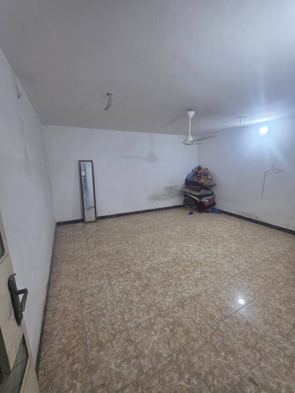 السلام عليكم دار للبيع  مساحه 115 زراعي سند 25+30 متر تشجير يحتوي على الطابق الأول استقبال+مطبخ كبير+غرفة نوم +مخزن +صحيات 2 
الطابق الثاني غرفة نوم +صحيات 
الموقع:الامين الثانية شارع النواب الفرع مقابيل روضة الانوار 
السعر 165 وبي مجال بسيط
الاتصال موجود واتساب
***********

نص مكتوب في الصور:
- ملعب فريق الجي ثانوية كلكامش للمتفوقين 737-11 737-12 737-13 737-21 737-29 اعدادية الفرات المهنية 737-9 739-9 739-38 ساحة التشابيه المركزية الامين الثانية 739-20 739-18 مدرسة ذات العيون الابتدائية للبنين 739-3 739-15 جامع الفرج 739-8 عمار العربي حدائق الامين Omar Bin Al Khatab Street مطعم مالك جكن قيمة ستار النجفية 741-3 Omar Bin Al Khatab Street 711-19 711-7 741-2 سریع قناة الجيش Nairiyah Entry-مدخل