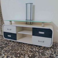 ميز تلفزيون • للبيع
