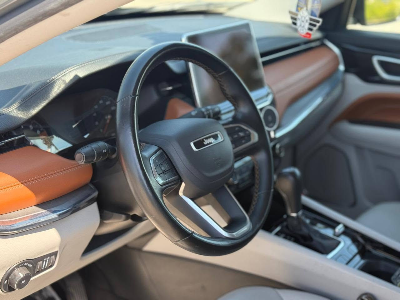 Jeep compass Limited 2022
فول مواصفات للأخير عدا الفتحة  ماشيه 70 الف فقط
• المحرك والأداء: محرك 2.4 لتر 4 سلندر، بقوة 180 حصان، وعزم دوران حوالي
• ناقل الحركة: أوتوماتيك 9 سرعات (دفع رباعي 4x4).
• التصميم الخارجي: سقف أسود بلادي (توين كلاور)، لايت زينون/ليد، ويل كروم.+سمنتي 
• المواصفات الداخلية والتقنية: شاشة كبيرة (10.1 بوصة) تعمل باللمس، نظام آبل كاربلاي/أندرويد أوتو، كشنات جلد (تدفئة/تبريد)، تشغيل عن بعد، بصمة.
• الأمان: رادار أمامي وجانبي، حساسات خلفية، كاميرا، وسائد هوائية متعددة.،+فور ويل يعني دبل اكسل بعد وهوايه مواصفات بيها سياره مكفوله من اي نواقص كله بشرط ضرر كلش خفيف فقط جملغ واحد اماني من جهة سائق  بدون اي ضرر داخلي بدون ارباك بدون تبديل بدون تعديل بدون شخوط  كله بشرط تايرات جديد سنوي هزة جديد
السيارة جديدة بمعنى الكلمة وبالواقع لونها بعد احلى من الصور وجاهزة 100%
 كل التفاصيل مذكورة بالكامل 
مكانها كركوك/رقم اربيل
*********** بي واتساب كركوك, العراق
