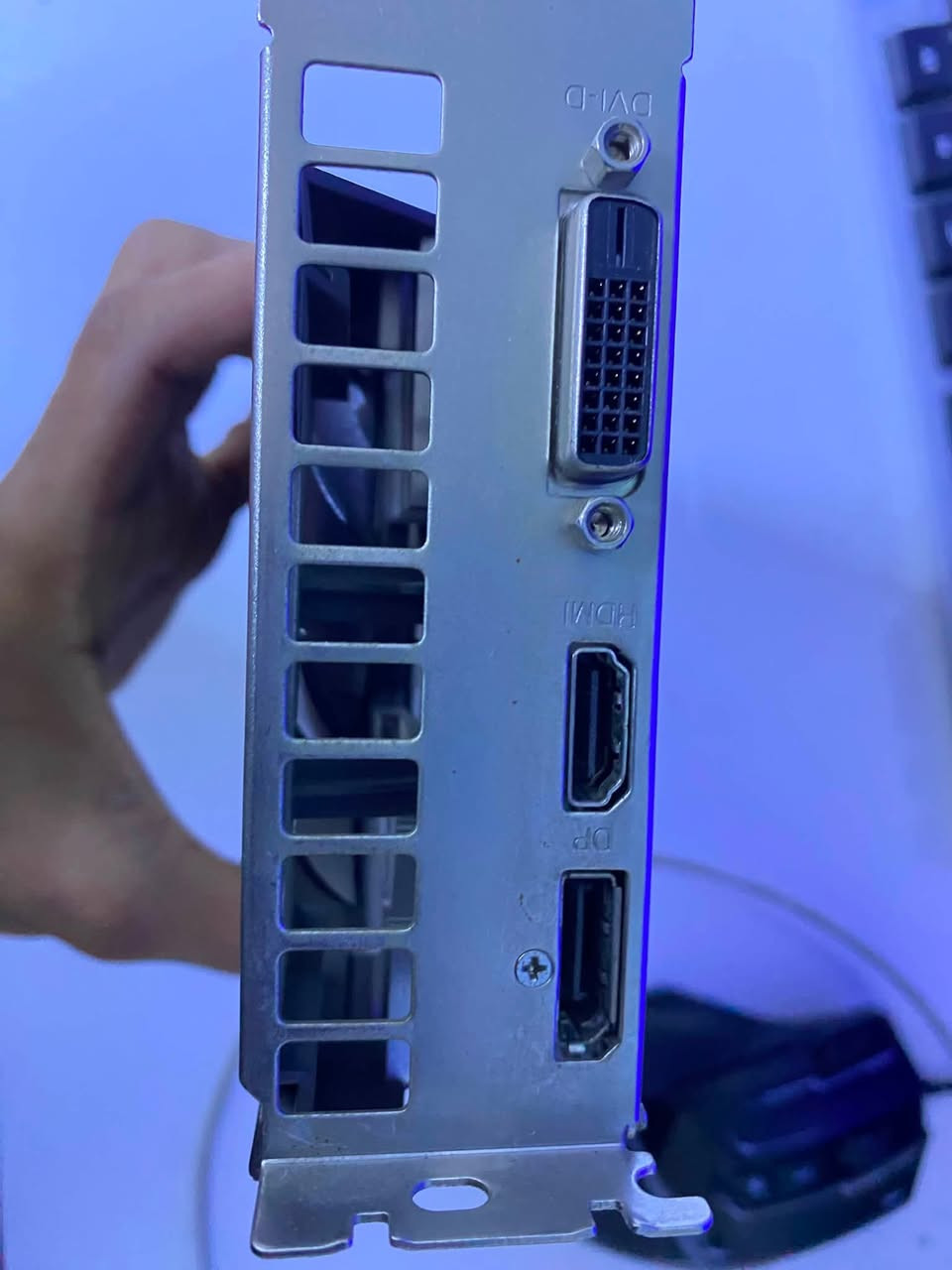 كرت شاشة GTX 1650 Super (نسخة المروحتين)
ممتاز جداً للألعاب التنافسية (فورتنايت، ببجي، كود) وسلس جداً باللعب.
🌡️ درجات الحرارة (ممتازة جداً):
 بالخمول: 28° - 30° مئوية ❄️
 تحت أقصى ضغط: ما تتجاوز 60° مئوية ⚡
شرط لفحص امام لمندوب ،
💰 السعر: 140 ألف دينار (شامل التوصيل) 📦
📩 للتواصل خاص او واتساب ***********
