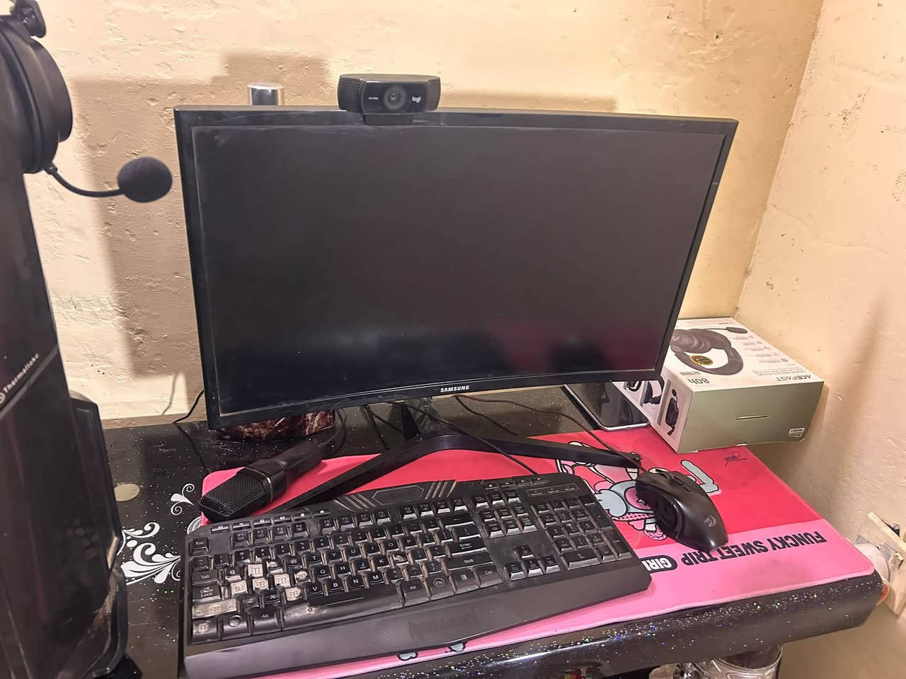 Pc للبيع مواصفاتها بل صور مكاني بغداد
***********

نص مكتوب في الصور:
- About Your PC is monitored and protected. See details in Windows Security Installed RAM 16.0 GB Speed: 2666 MHz Processor Intel(R) Core(TM) i5-10400F CPU @ 2.90GHz 2.90 GHz Graphics Card 6 GB NVIDIA GeForce GTX 1060 6GB 347 GB of 1.13 TB used Storage 1.13 TB DESKTOP-PUIF7Q5 System Product Name Rename this PC Device Specifications Copy Device Name DESKTOP-PULE7Q5 Processor Intel(R) Core(TM) i5-10400F CPU @ 2.90GHz 2.90 GHz Installed RAM 16.0 GB (15.9 GB usable) Graphics Card NVIDIA GeForce GTX 1060 6GB (6 GB) Storage 224 GB SSD KINGSTON SA400S37240G, 932 GB HDD WDC WD10EZEX-08WN4A0 Device ID F6A1EA9D-5B7A-40B5-A986-929245A07E80 Product ID 00330-80000-00000-AA663 System Type 64-bit operating system, x64-based processor Pen and touch No pen or touch input is available for this display Frequently asked questions How does having 16 GB or more of RAM impact my PC's performance? Can I run modern applications smoothly with this RAM capacity? Is my GPU sufficient for high end gaming and video experience? How can having a dedicated GPU enhance my experience and productivity? Am I running the latest version of the Windows OS? What is the latest Windows version?