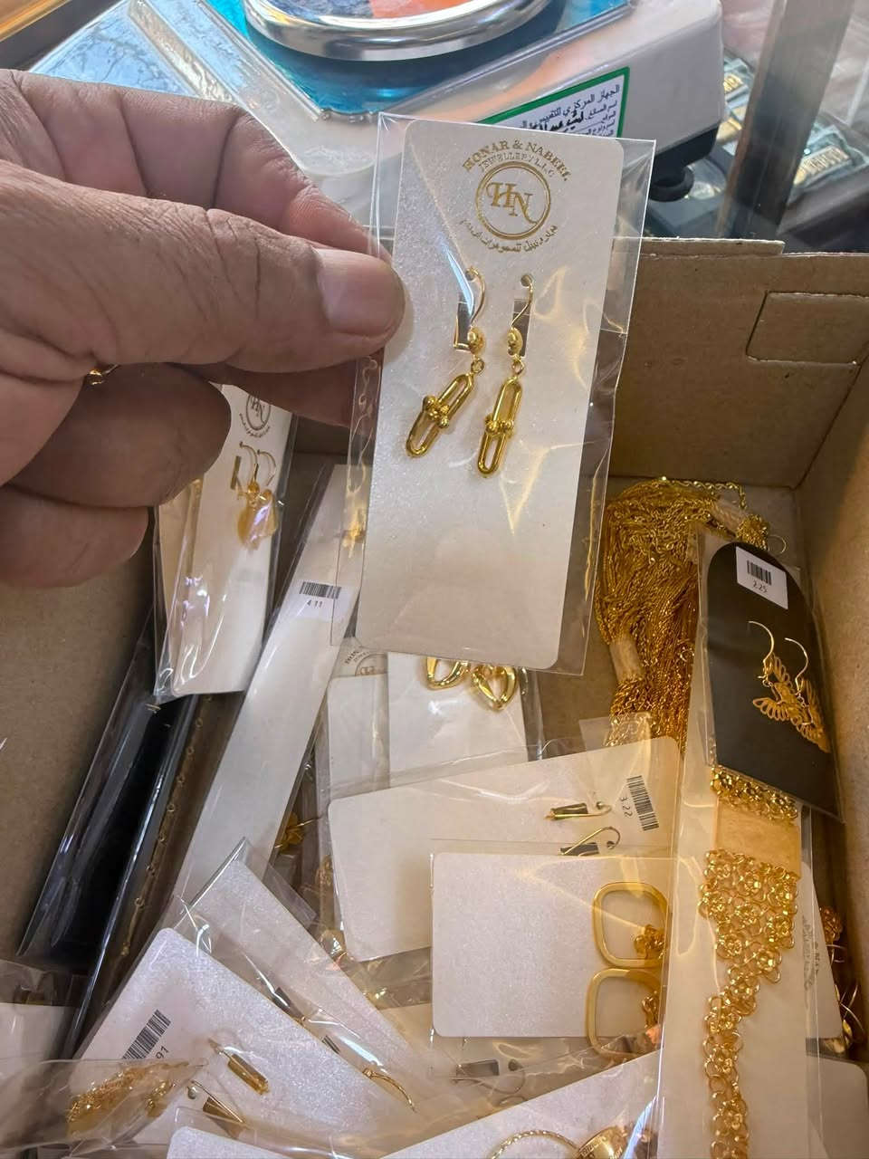 الجمال والأناقة الخليجية تجدونها دائماً لدى مجوهرات ليث القيسي ✨اساور صياغة خليجية دزاين حديث، تبرز جمالج وتضيف لمسة من الفخامة لكل إطلالة 🌟 القطع متوفرة الآن في مجوهرات ليث القيسي 
* 💳 ملاحظة: يتوفر لدينا نظام البيع بالتقسيط لحاملي بطاقة (كي كارد) لسهولة التعامل.
‎📍 العنوان: واسط - الكوت - داخل سوق الذهب (الصاغة المركزي).
‎📞 للطلب والاستفسار أو الحجز: تواصلوا معنا مباشرة عبر الواتساب أو الاتصال على الرقم: ***********.
‎(مجوهرات ليث القيسي - التميز عنواننا دائماً) ⚜️
