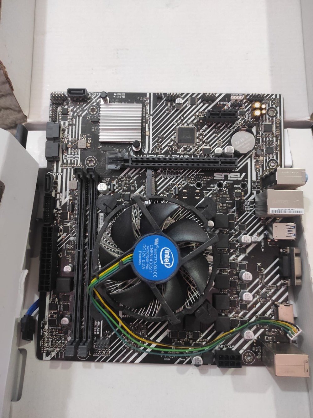 للبيع — قطع PC مستخدمة معالج+مذربورد+رامات16gb
المعالج:
Intel Core i5-10400F
6 Cores / 12 Threads
مع الكولر الأصلي Intel.

المذربورد:
ASUS PRIME H510M-K
Socket LGA1200
تدعم معالجات Intel الجيل العاشر والحادي عشر.

الرام:

T-FORCE ELITE DDR4
16GB (2×8GB)
3200MHz
Dual Channel

الحالة:
	•	جميع القطع مجربة وتعمل بشكل طبيعي بدون أي مشاكل.
	•	القطع نظيفة ومحافظة عليها.
	•	الكراتين الأصلية موجودة.
	•	الكولر الأصلي موجود مع المعالج.

 السعر: 320,000 دينار عراقي و بي مجال بسيط