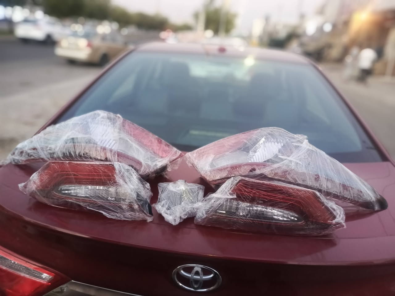 السلام عليكم.. للبيع مواد كامري 24 كندي مواد كلها نظيفه وشرط  مابيها اي عيب المواد دعاميات خلفي وامامي وتخم بگات وغلاف داخلي مال جنطه وشباك امامي ورادار خلفي نقطة عمياء ..***********

