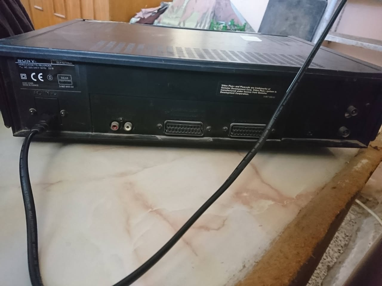 السلام عليكم فيديو للبيع شركة سوني جهاز شغال لتواصل رقم الموبايل ***********
