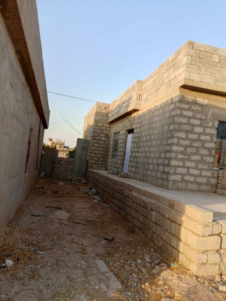 بيت للبيع غرفتين هول مطبخ وحمام واستقبال مساحه البيت 200 م المكان قريه دجله شوارع تبليط مقابل بوابه الشام  زراعي السعر 25 بي مجال ***********

