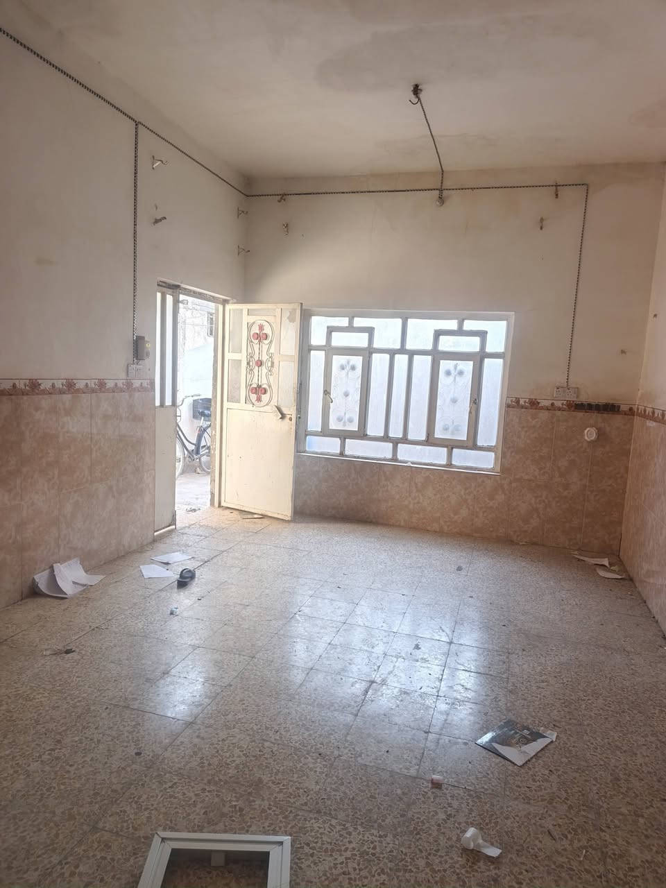 بيت البيع طابو زراعي سند 25 المساحة 112 الرضيه كاشي المطبخ سيراميك السكف بي غرفه 6*5 صاله6*5 مطبخ 3*3 يتقبل 6*5 صيحات خارجيه المكان الهاشمية قريب دفاع مدني مال الهاشمية 300متر عن شارع العام حمزه قاسم *********** مي اساله كهرباء مولد ذهبي قريب على سوق الهاشميه سعر 44 وبي مجال يبقن عليهه شي قليل عادي
