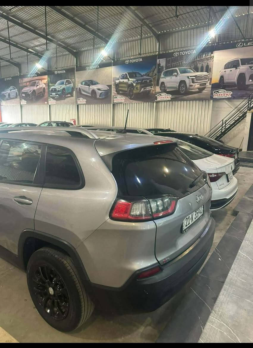 Jeep cheroke 2021 
3 پارچەێ بۆیاخە کەمێک ناوی گرتوە ئێڕباگ تەنها شان تەقیوا 
ئاوێنە هیتەر و ڕادار کارەبای کوشن گەرم تەبریت مەرکەزی تراکشن کۆنتڕۆڵ ڕاداری جادە شاشە و کامێڕا گێڕ تۆماتیک و حادی برێک بەسمە ئۆتۆ هۆڵد    مەکینە 2.4 مەرخوب سەیارەکە زۆر جوانو تازە ماوەتەوە سەیارەکە تەنها 79 mail ڕۆشتوە هەموو شتی بەشەرت بۆ زانینی نرخ پەیوەندی بەم ژمارە تەلەفۆنەوە بکەن *********** رانية, السليمانية

نص مكتوب في الصور:
- 425 1 5048